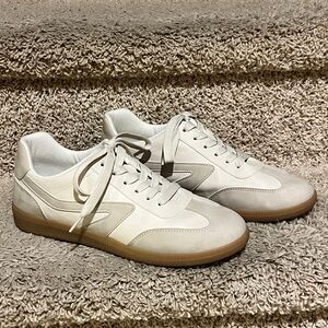 Women’s size 9.5 Dolce Vita Quantum Sneakers Shoes
